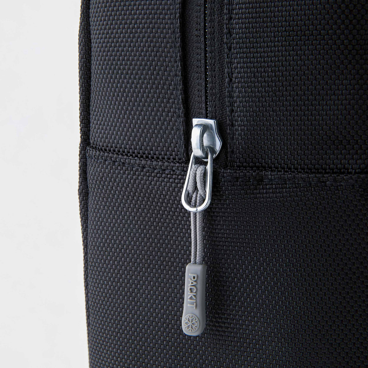 freezable-wine-carrier-x5 freezable-wine-carrier-black-ecofreeze-plus-zoom-zipper-pull.jpg